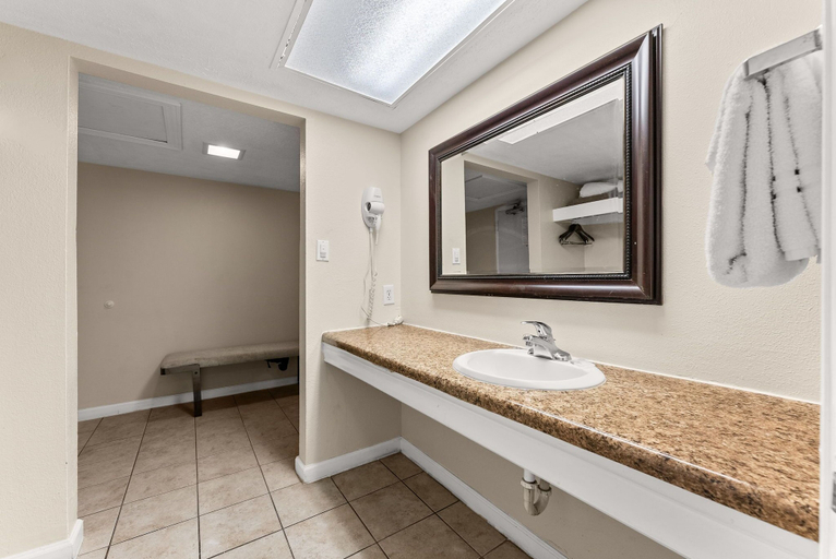 Bathroom 5, Seahaven Beach Hotel, Bay