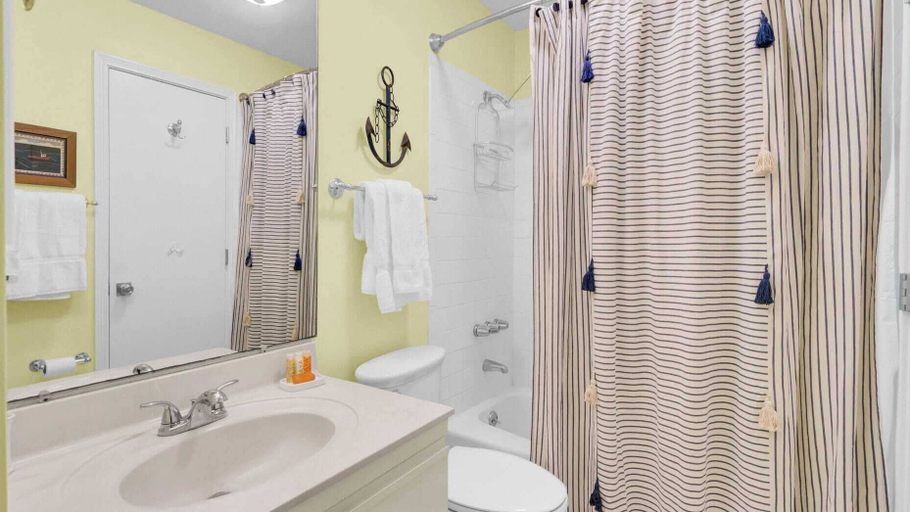 Bathroom 4, 402 Summerhouse by Avantstay Beachfront Condo w/ Community Pool Access, Charleston