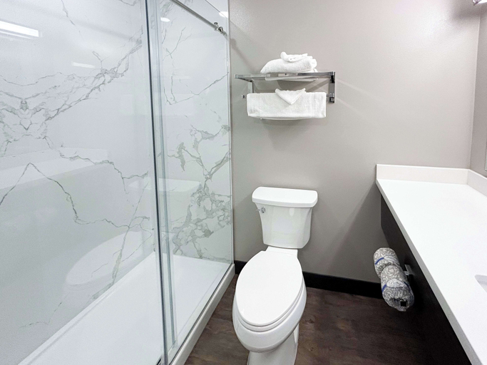 Bathroom 3, Studio 6 Corona, CA - West, Riverside