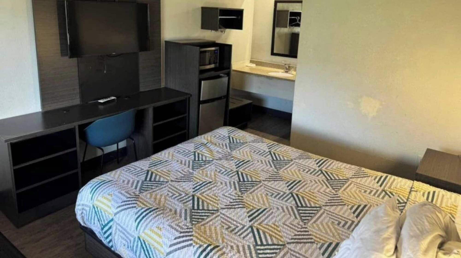 Bedroom 3, Motel 6 Cedar Rapids, IA, Linn