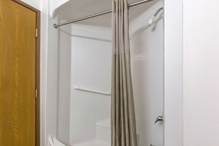 Bathroom 4, Motel 6 Baraboo, WI - Lake Delton, Sauk
