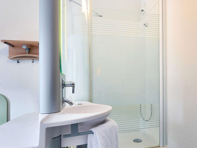 Bathroom, ibis budget Grenoble Sud Seyssins, Isère