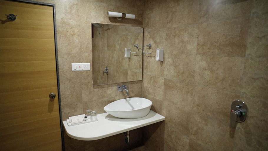 Bathroom 4, Hotel Roma Kristo, Devbhumi Dwarka