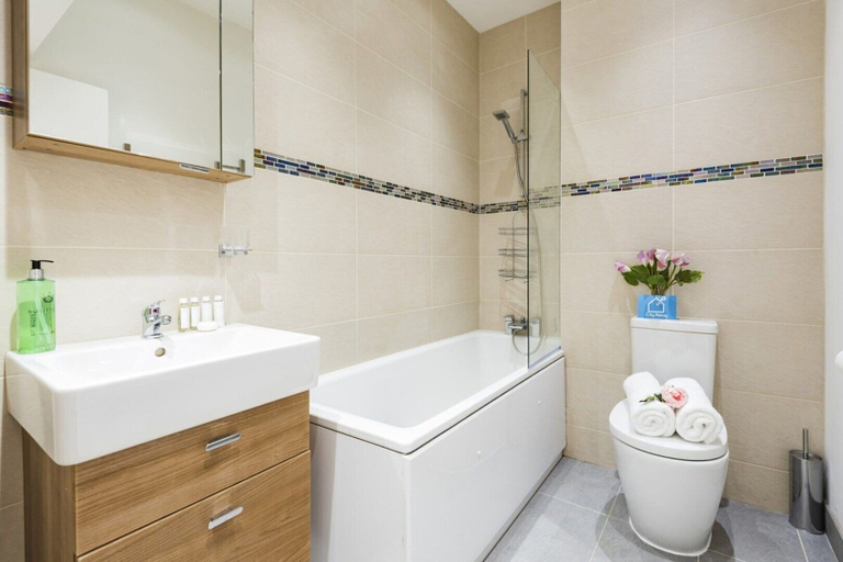 Bathroom 3, Bright and Modern Earls Court Gem, London