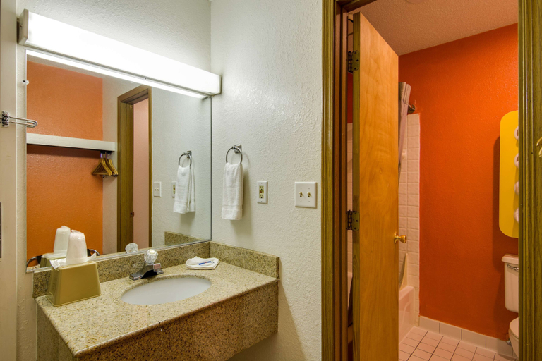 Bathroom 4, Motel 6 Waukegan, IL, Lake