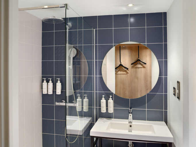 Bathroom 4, Radisson Hotel Bordeaux Saint Jean, Gironde