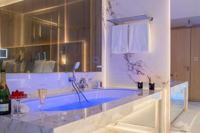Bathroom 5, Four Seasons Hotel