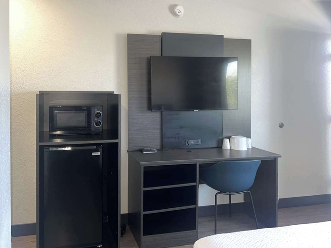 Others 5, Motel 6 Tulare, CA, Tulare