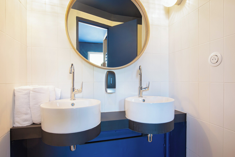 Bathroom 5, ibis Styles Salon de Provence, Bouches-du-Rhône