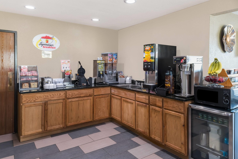 Food & Drinks 5, Super 8 by Wyndham Okawville, Washington