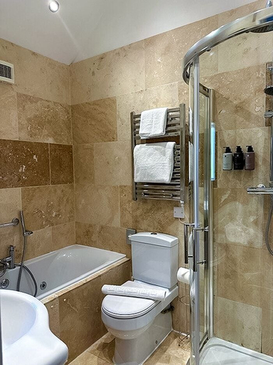 Bathroom 4, The Oak Tree Inn, North Yorkshire