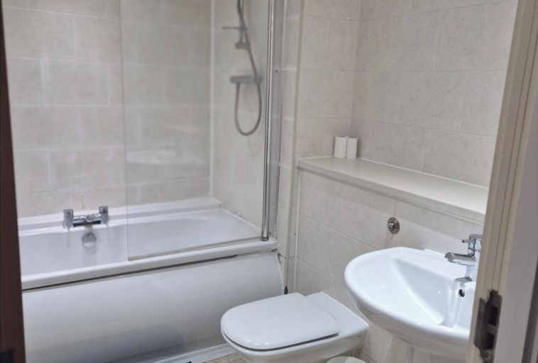 Bathroom, Remarkable 2-bed Apartment in Central Liverpool, Sefton