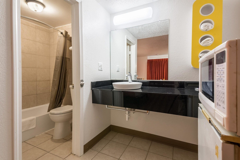 Bathroom 5, Motel 6 Schenectady, NY, Albany