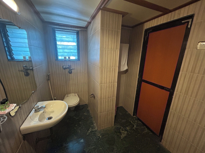 Bathroom 5, Hotel Lucky Near Nesco, Mumbai Suburban