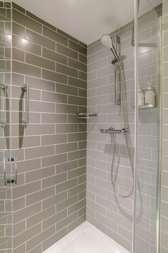 Bathroom 5, ibis Styles Bordeaux Lormont, Gironde