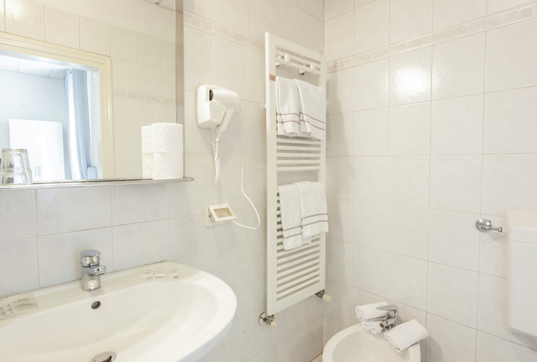 Bathroom 4, Hotel St. James, Florence