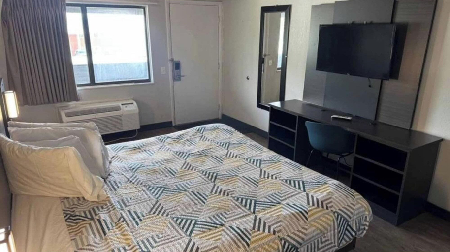 Bedroom 3, Motel 6 Cedar Rapids, IA, Linn