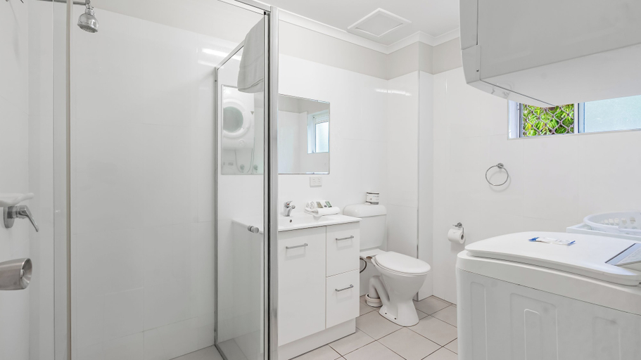Bathroom 5, Trinity Beach Pacific, Cairns