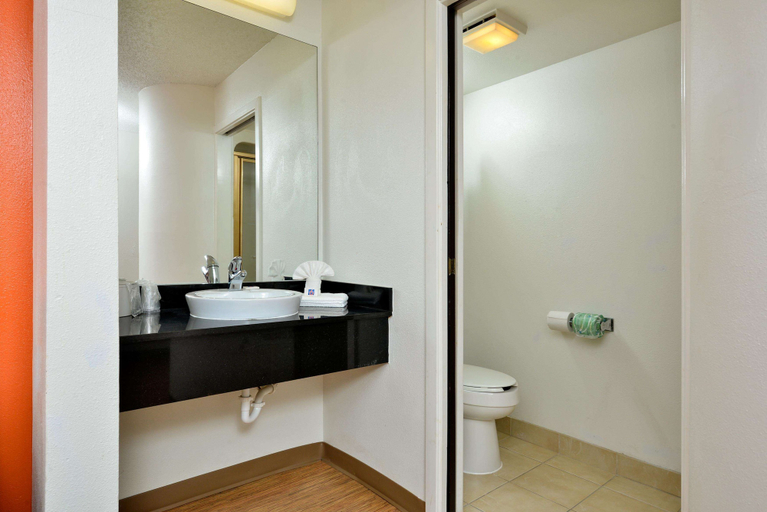 Bathroom 4, Motel 6 Plano, TX - West - Frisco, Collin