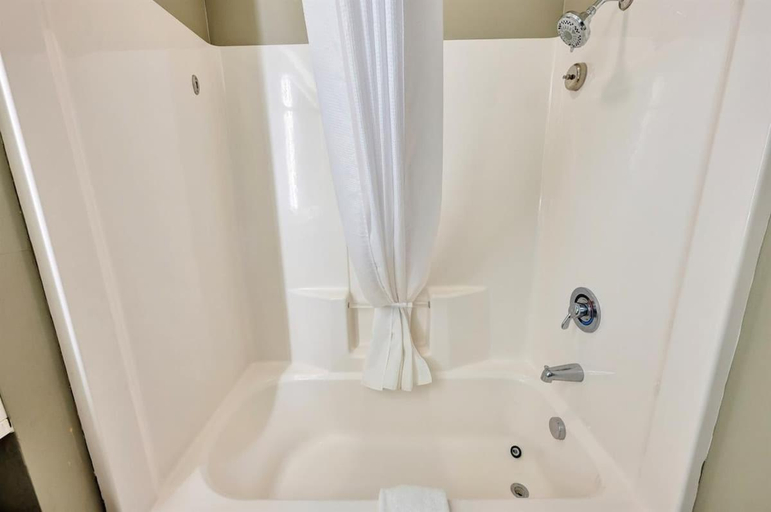 Bathroom 4, Amazing Beachfront Condo with Nice Hot tub & Pools, Horry