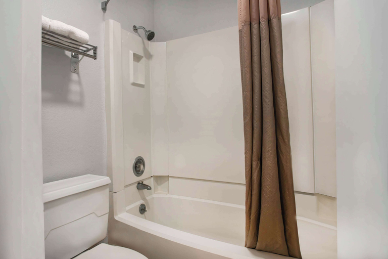 Bathroom 5, Motel 6 Gresham, OR - Portland, Multnomah