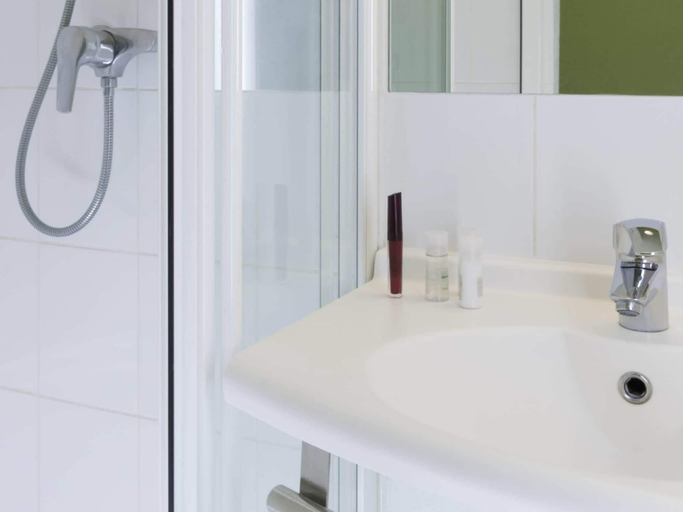 Bathroom 4, ibis budget Lyon Eurexpo Chassieu, Rhône