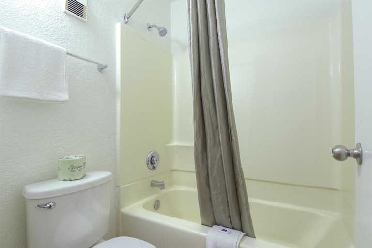 Bathroom 5, Motel 6 Las Vegas, NV – I-15 Stadium, Clark