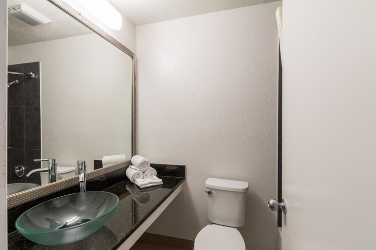 Bathroom 4, Studio 6 Arlington, TX, Arlington