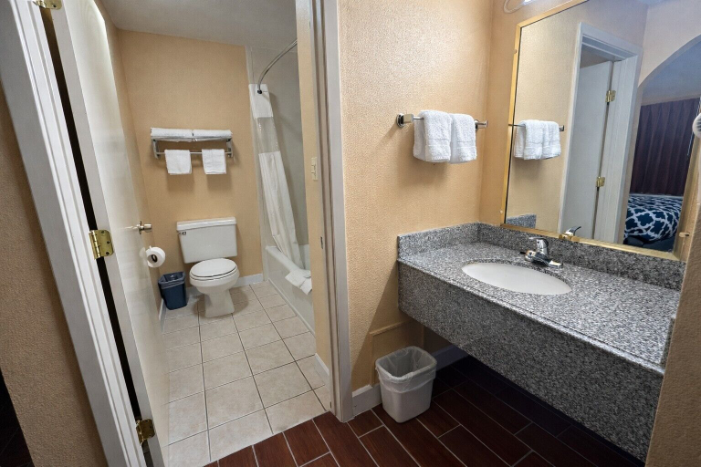 Bathroom 4, Apollo Lodge and RV Park, Freestone