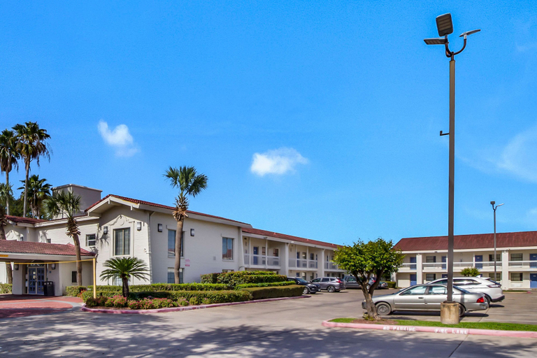 Exterior & Views 2, Studio 6 Baytown, TX - Garth Road, Houston