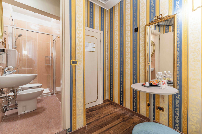 Bathroom 4, Ca' Morosini, Venezia