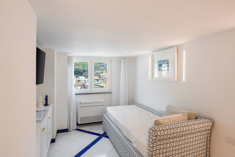 Bedroom 3, Torre Paradiso, Salerno