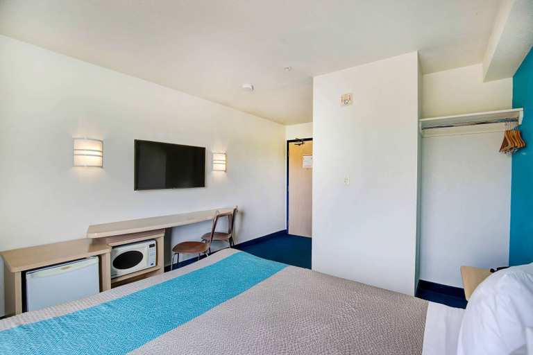 Bedroom 3, Motel 6 Grande Prairie, AB, Division No. 19