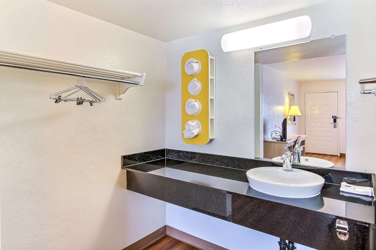 Bathroom 4, Motel 6 Salinas, CA - North Monterey Area, Monterey