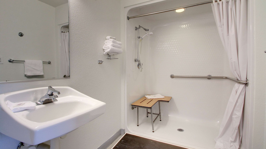 Bathroom 4, Motel 6 Owensboro, KY, Daviess