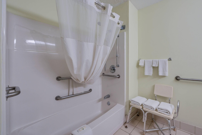 Bathroom 4, Quality Inn & Suites Sioux Falls South, Minnehaha