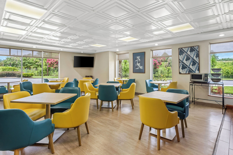 Food & Drinks 5, Comfort Inn & Suites Walterboro I-95, Colleton