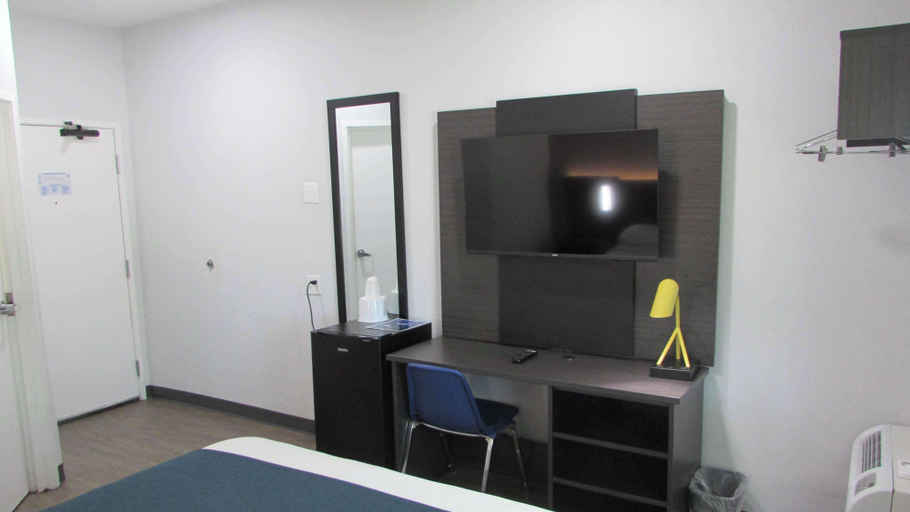 Bedroom 3, Motel 6-West Des Moines, IA GA, Dallas