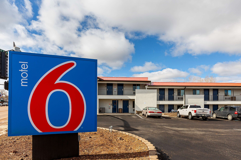 Exterior & Views 1, Motel 6 Show Low, AZ, Navajo