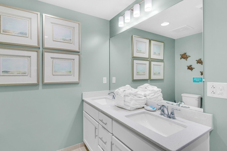 Bathroom 3, Calypso 3-807, Bay