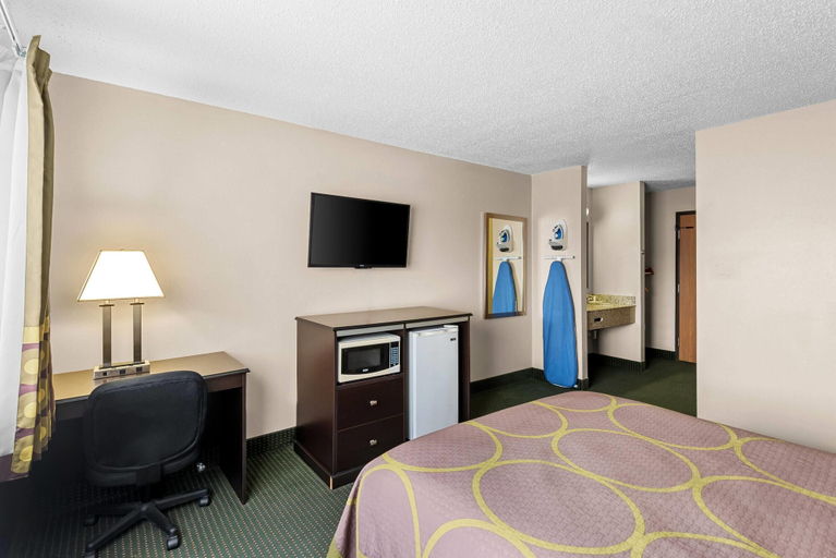 Bedroom 3, Super 8 by Wyndham Jefferson, Greene
