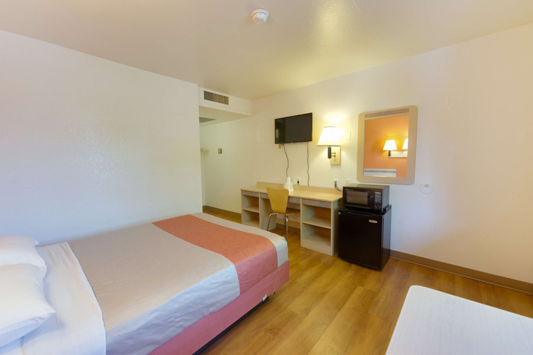 Bedroom 3, Motel 6 Weed - Mount Shasta, Siskiyou