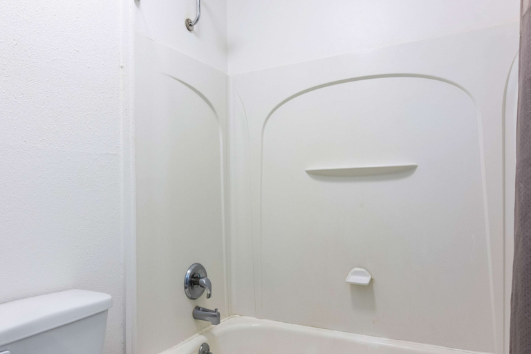 Bathroom 5, Motel 6 Alexandria, LA - South, Rapides