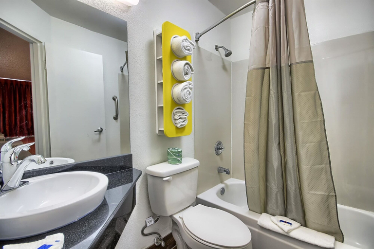 Bathroom 5, Motel 6 Columbus, OH - West, Franklin