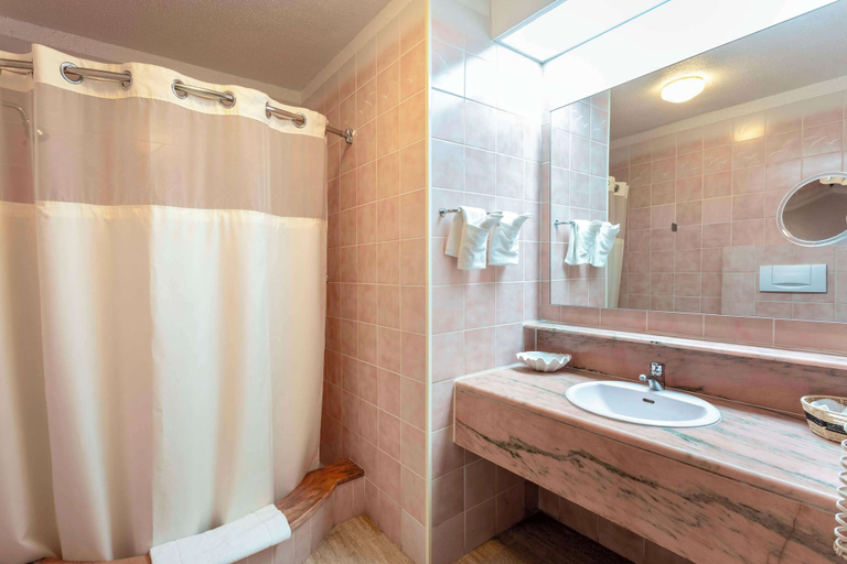 Bathroom 5, Royal Islander Resort La Plage