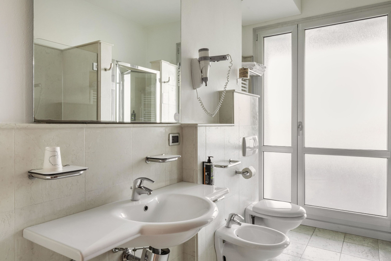 Bathroom 4, B&B Hotel Modena, Modena