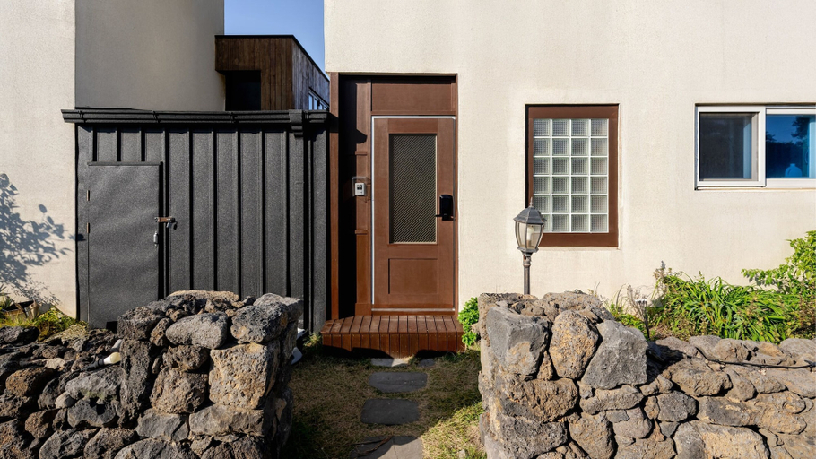 Exterior & Views 2, Jeju Muabyeoljang Dokchaepension, Jeju