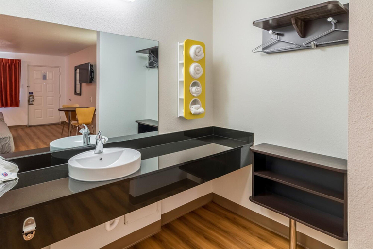 Bathroom 4, Motel 6 Arlington, TX - UTA, Arlington