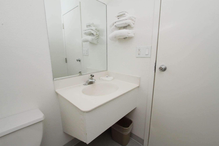 Bathroom 4, Motel 6 Toledo, OH, Lucas