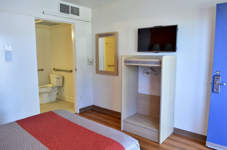 Bedroom 3, Motel 6 – Santa Nella, on I-5, Merced